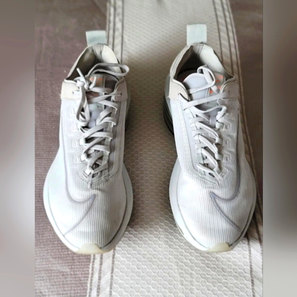 Nike Air Zoom Double Tacked Heel, Platinum Sneakers, Women's Size 9/39